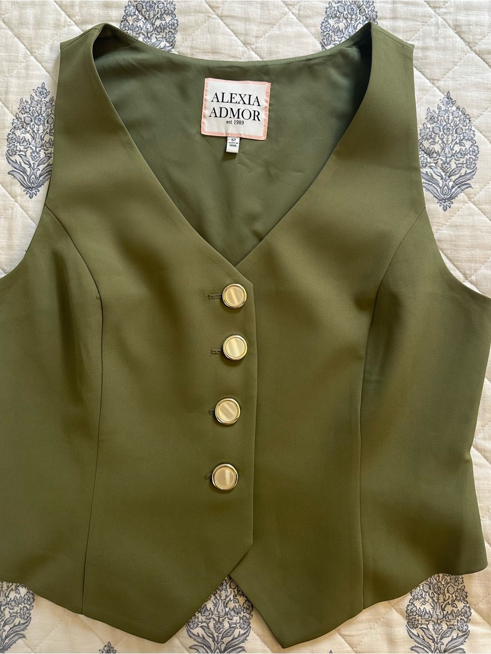 Alexia Admor Olive Green V-Neck Button Front Vest